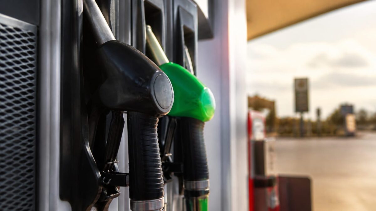 De ce este mai expusă motorina decât benzina în România și cine plătește primul costul