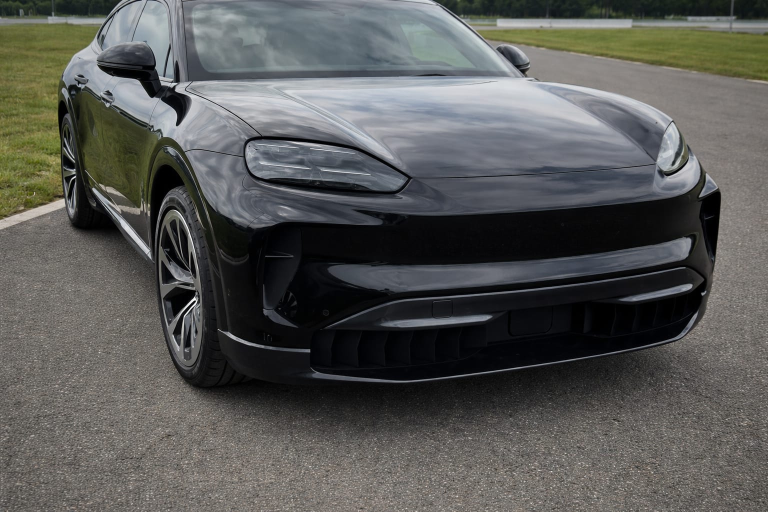 Primul SUV electric Cayenne promite 644 km și încărcare în sub 16 minute. Este acesta noul reper premium?
