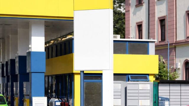 De ce nu se simte la pompă scumpirea carburanților din Europa. Ce plătesc în plus șoferii din București