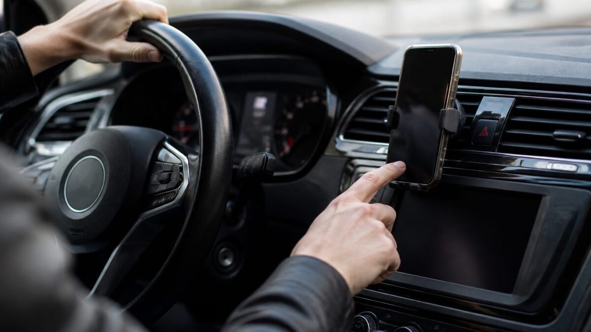 Ai nevoie de un suport telefon auto pentru a te bucura de siguranță maximă la volan 1 Ai nevoie de un suport telefon auto pentru a te bucura de siguranță maximă la volan