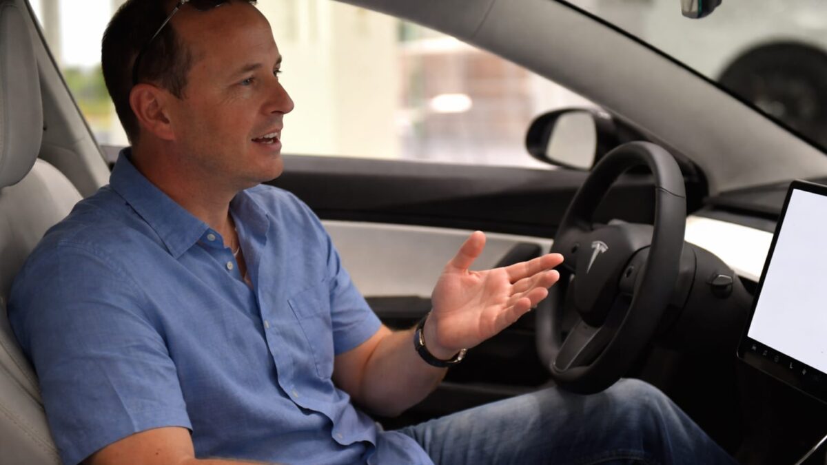 O femeie a murit în propria casă după impactul unei Tesla. Cine răspunde dacă Autopilot era activ