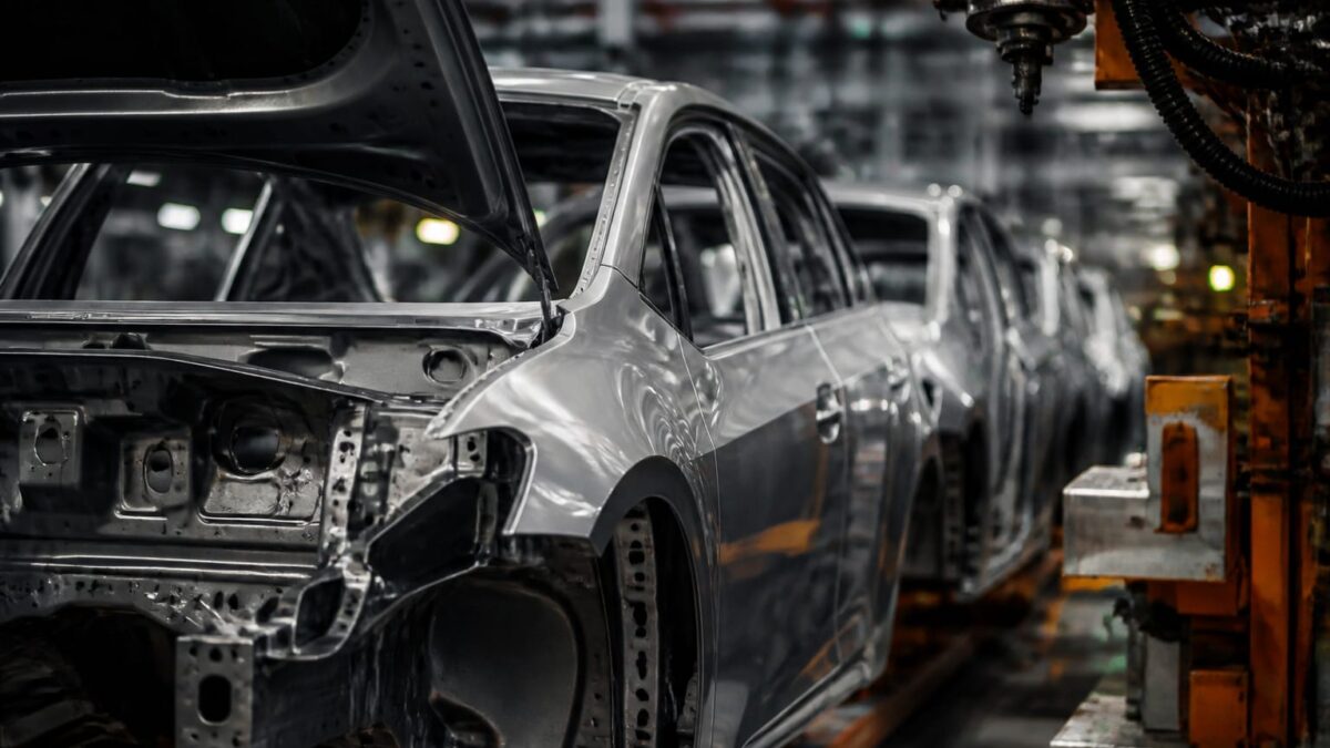 Volkswagen taie 100.000 de posturi ca să finanțeze electricele. În joc sunt uzinele din Germania și ritmul tranziției