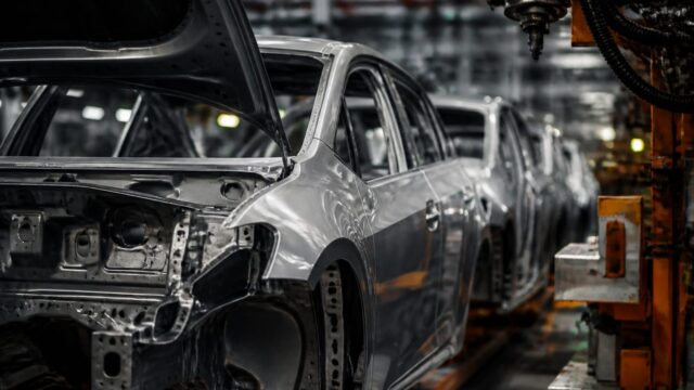 Volkswagen taie 100.000 de posturi ca să finanțeze electricele. În joc sunt uzinele din Germania și ritmul tranziției