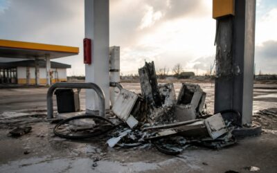 Două mașini au spulberat o pompă de benzină pe DN6, în Dolj. Neatenția șoferilor putea provoca un dezastru mai mare