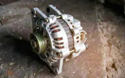 Alternatorul care urcă la 15 volți poate strica bateria și electronica mașinii. Cum eviți o reparație scumpă