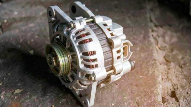 Alternatorul care urcă la 15 volți poate strica bateria și electronica mașinii. Cum eviți o reparație scumpă