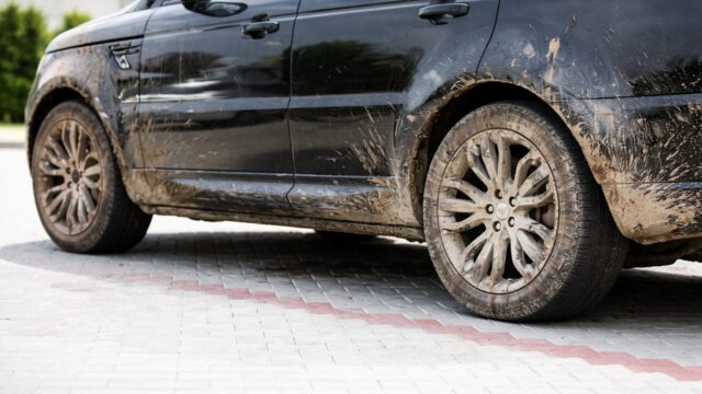 Șoferii din Alba Iulia pot pierde până la 5.000 de lei dacă își lasă mașina murdară pe stradă 15 Șoferii din Alba Iulia pot pierde până la 5.000 de lei dacă își lasă mașina murdară pe stradă