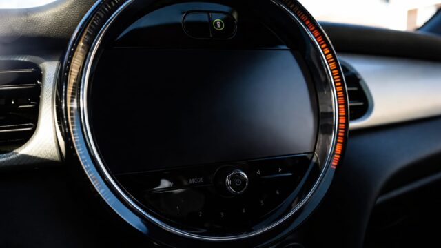 Android Auto o depășește pe Apple CarPlay pe Spotify. Află cum îți ia mai puțin ochii de la drum