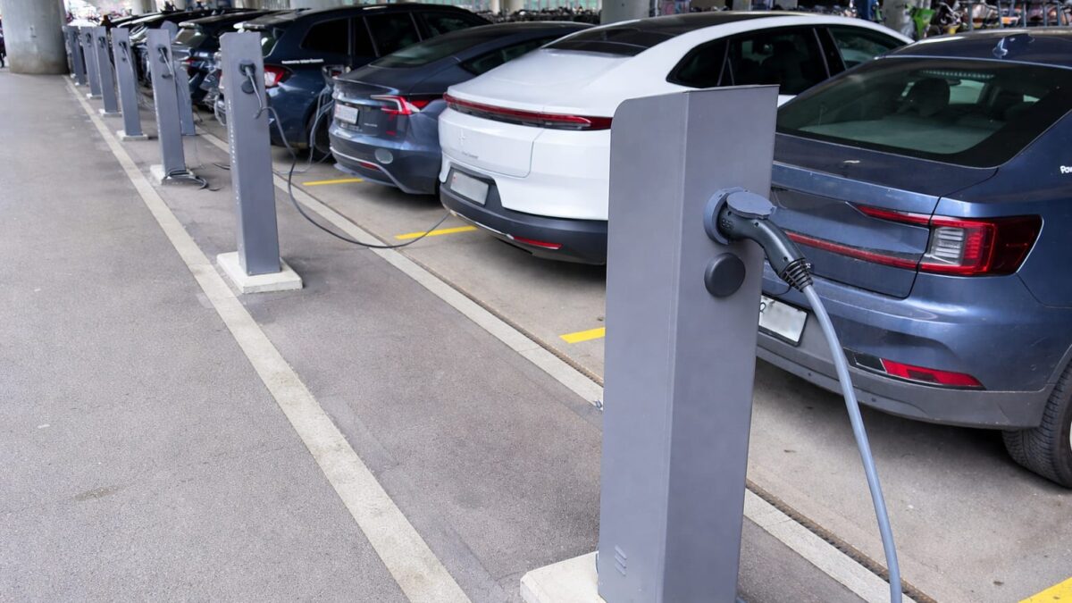 Bateriile mașinilor electrice se degradează cu 2,3% pe an. După cinci ani pot păstra până la 95% din autonomie 1 Bateriile mașinilor electrice se degradează cu 2,3% pe an. După cinci ani pot păstra până la 95% din autonomie