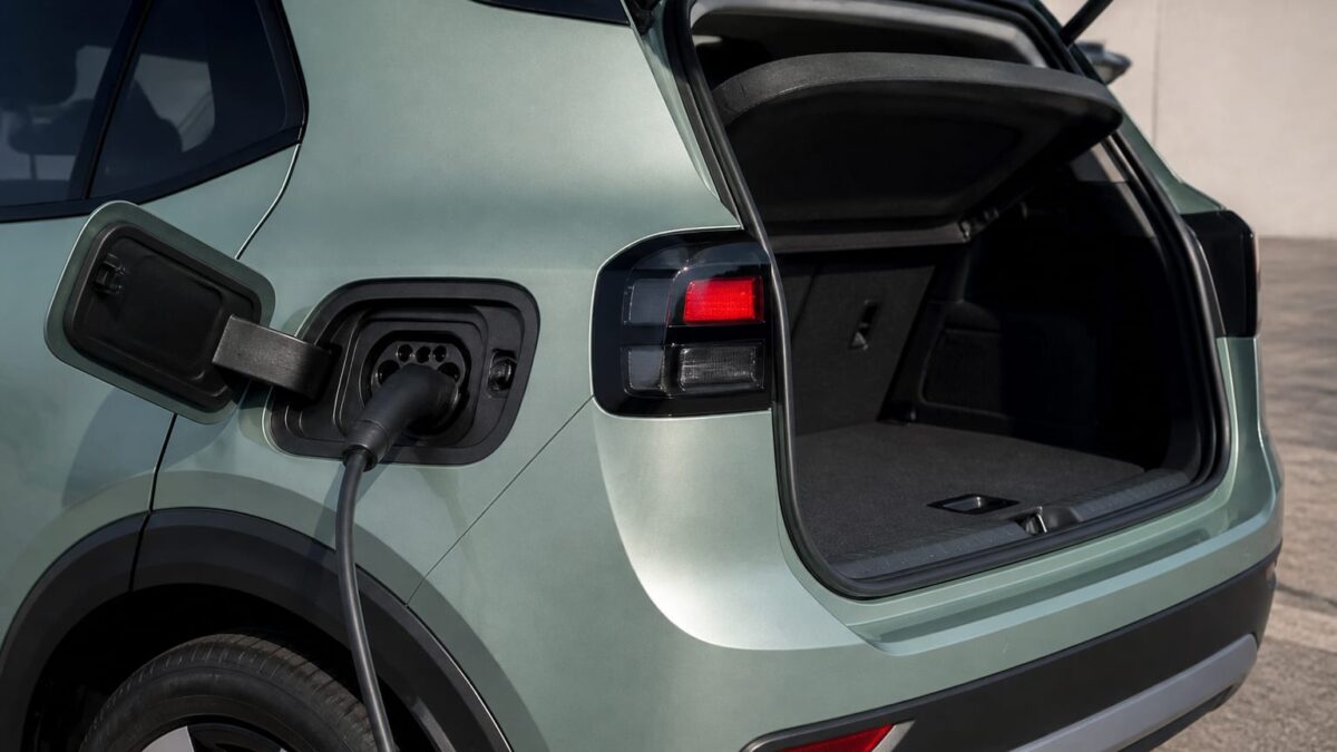 271 mile autonomie, 475 litri portbagaj și butoane fizice. Are sens noul SUV electric mic de la Volkswagen?