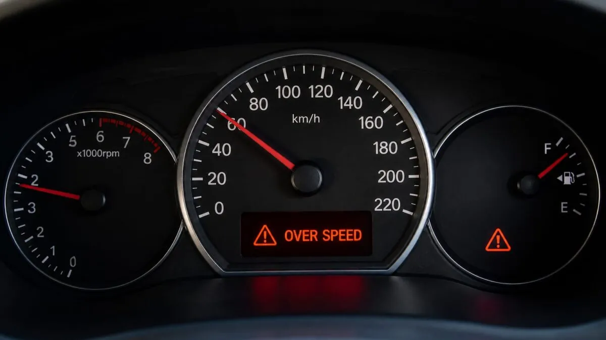3,5 secunde la peste 50 km/h și mașina te avertizează. Ce va face noul sistem obligatoriu din UE