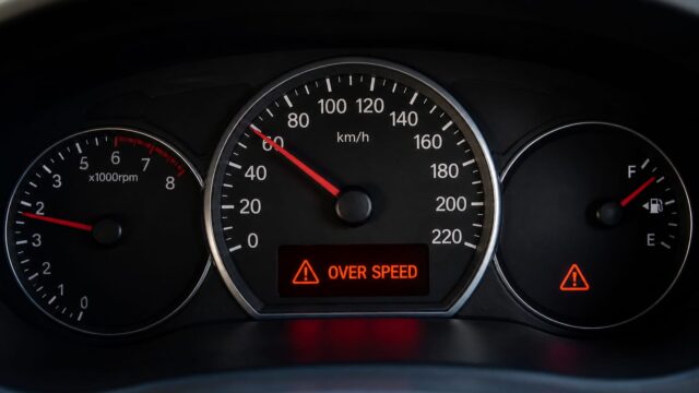 3,5 secunde la peste 50 km/h și mașina te avertizează. Ce va face noul sistem obligatoriu din UE