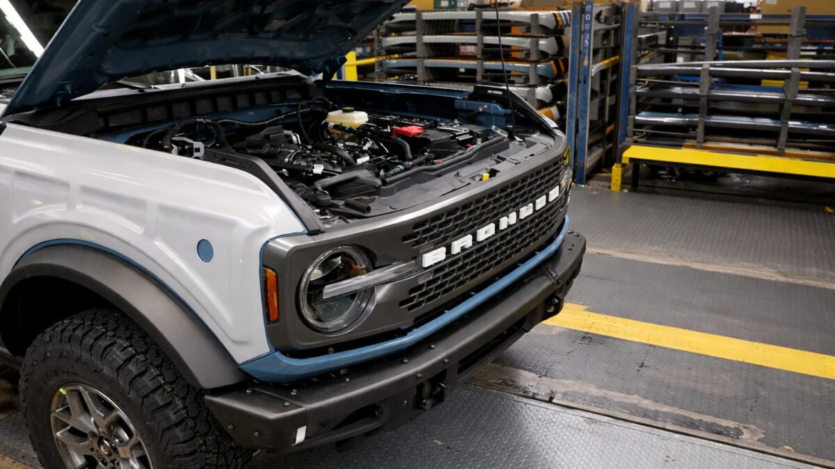 Peste jumătate de milion de proprietari de Bronco intră în rechemare, iar miza este evitarea unui incendiu la motor
