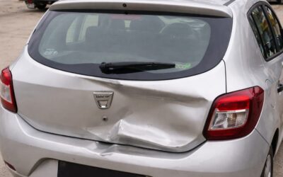 Nu se deschide hayonul la Dacia și nu se aude nimic. Ce verifici înainte să desfaci broasca