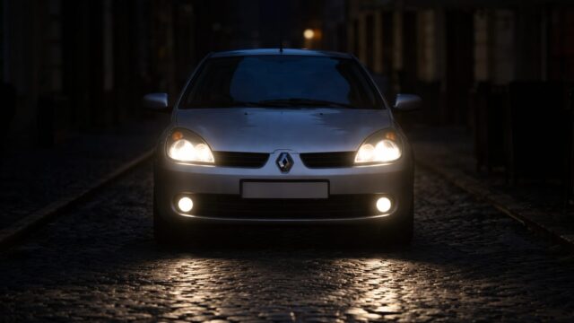Mii de treceri de pietoni rămân slab iluminate, la patru ani de la lege. Ce risc constant vede șoferul în trafic