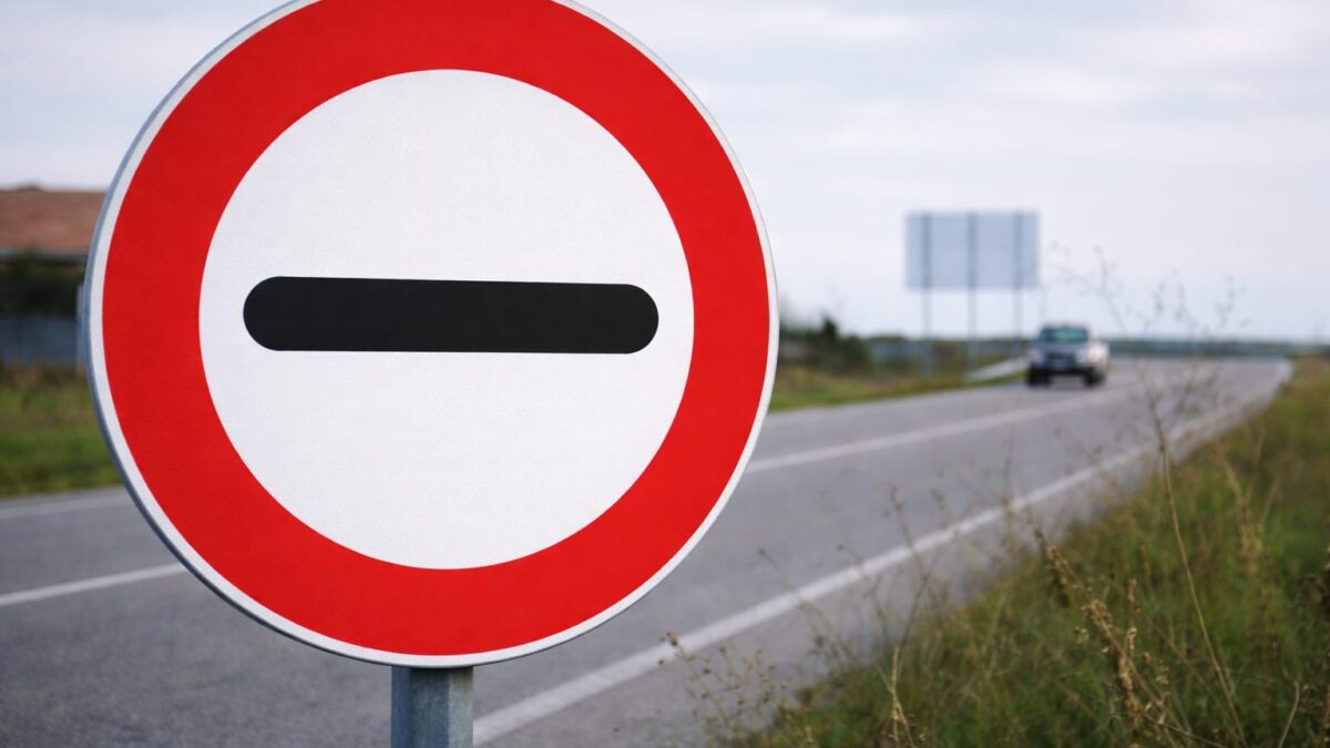 500 de euro pentru un semn confundat des. Ce obligă de fapt indicatorul R-200 din Spania