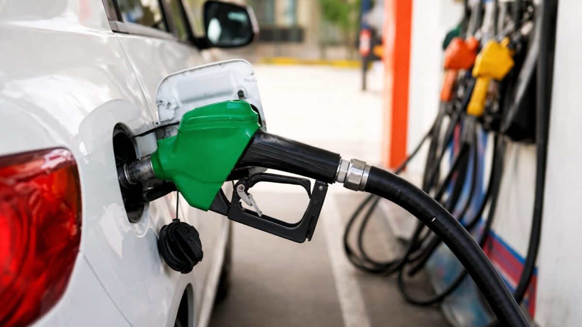 Articolul care promitea detalii despre benzina E20 și asigurări auto, dar livrează o biografie