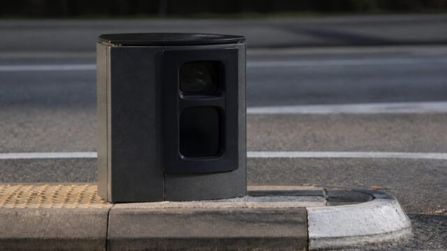 România montează 145 de insule de calmare a traficului. Acestea vor înregistra viteza pe anumite tronsoane rutiere 15 România montează 145 de insule de calmare a traficului. Acestea vor înregistra viteza pe anumite tronsoane rutiere
