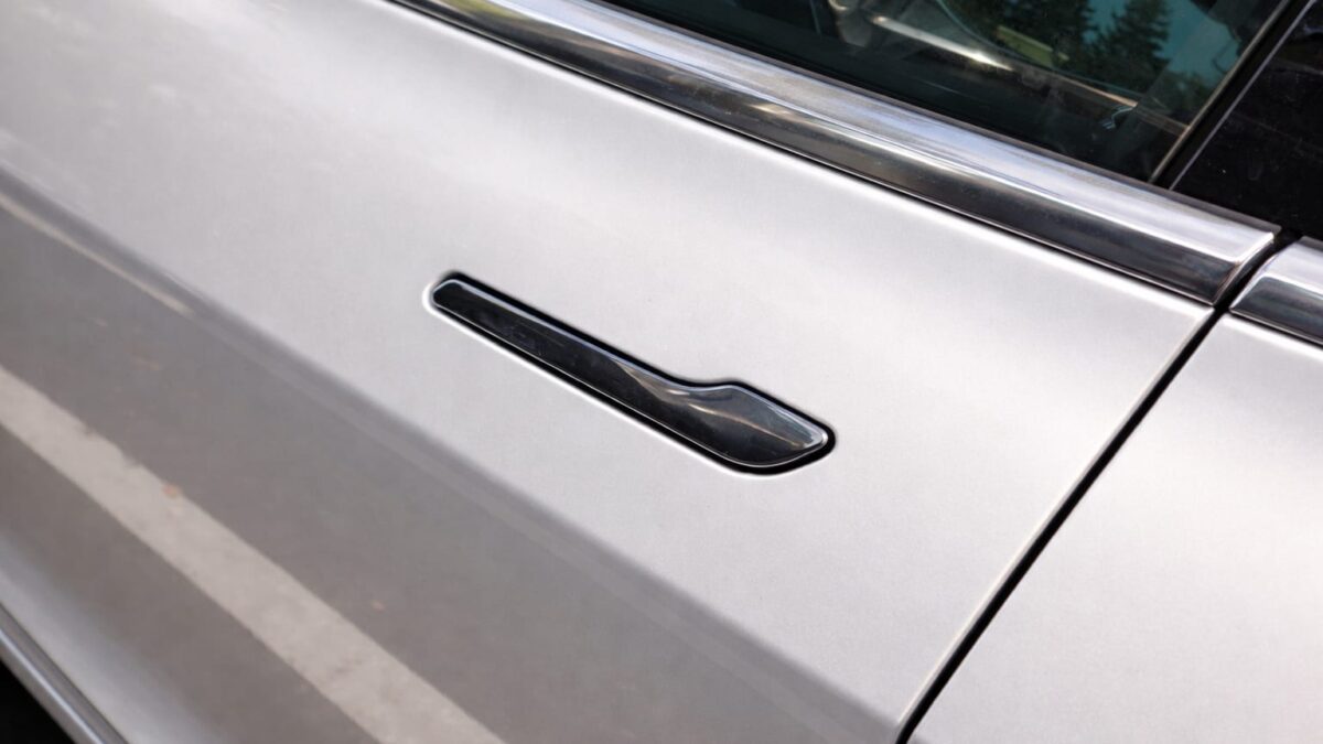 NHTSA a pornit reglementarea mânerelor electronice de portieră. Cum a ajuns designul popularizat de Tesla sub lupă