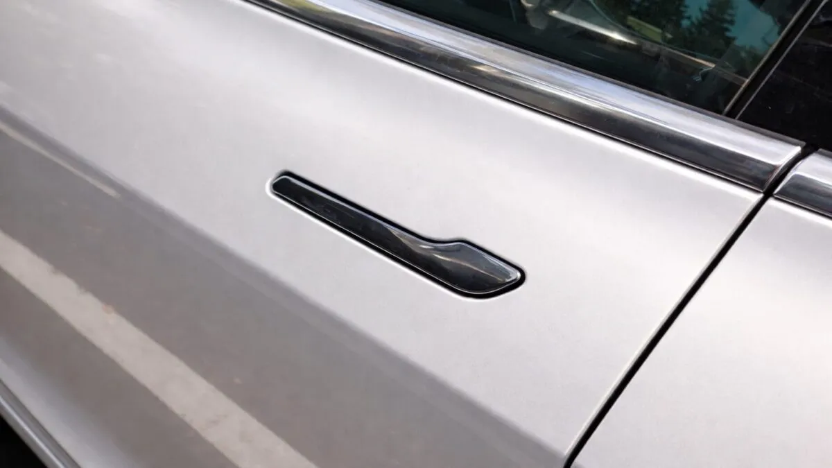 NHTSA a pornit reglementarea mânerelor electronice de portieră. Cum a ajuns designul popularizat de Tesla sub lupă