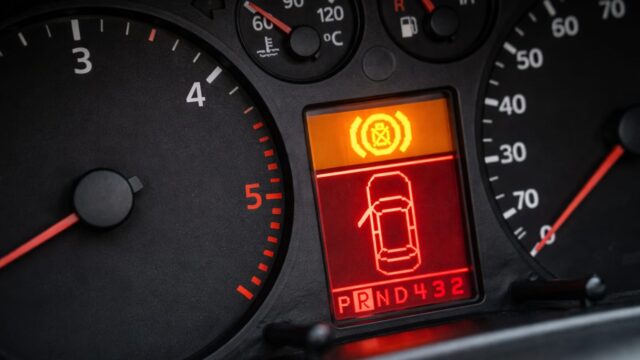 Martorul de bec ars poate rămâne aprins, chiar dacă luminile funcționează