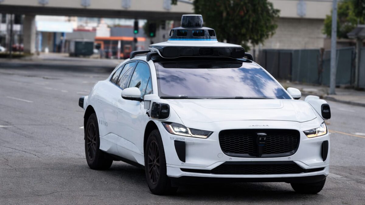 NHTSA avertizează industria mașinilor autonome. Ce trebuie să schimbe urgent după incidentele cu echipajele de urgență