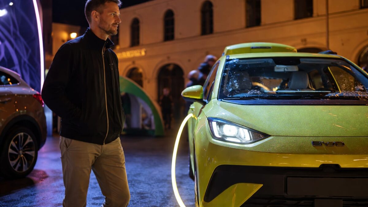 Peste 7.000 de mașini chinezești vândute în România. Creșterea de patru ori schimbă piața locală de auto 1 Peste 7.000 de mașini chinezești vândute în România. Creșterea de patru ori schimbă piața locală de auto