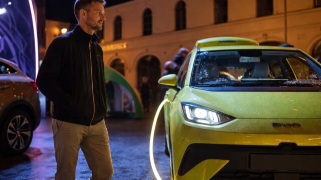 Peste 7.000 de mașini chinezești vândute în România. Creșterea de patru ori schimbă piața locală de auto 14 Peste 7.000 de mașini chinezești vândute în România. Creșterea de patru ori schimbă piața locală de auto