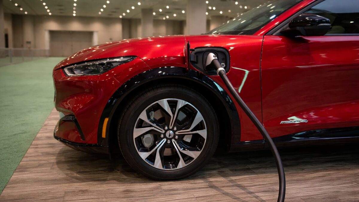 GM și Ford vorbesc mult mai puțin despre vehiculele electrice în discuțiile cu investitorii