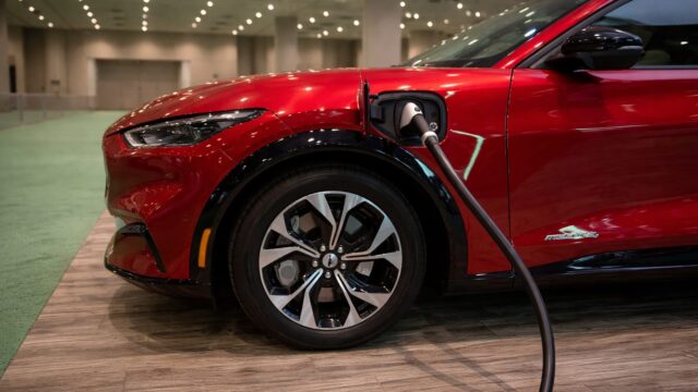 GM și Ford vorbesc mult mai puțin despre vehiculele electrice în discuțiile cu investitorii
