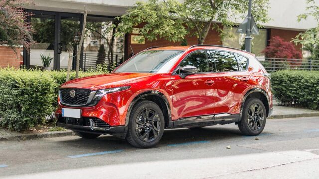 Noua Mazda CX-5 crește cu 115 mm și ajunge la 4,69 metri. Cum se compară cu rivalii direcți la spațiu și portbagaj