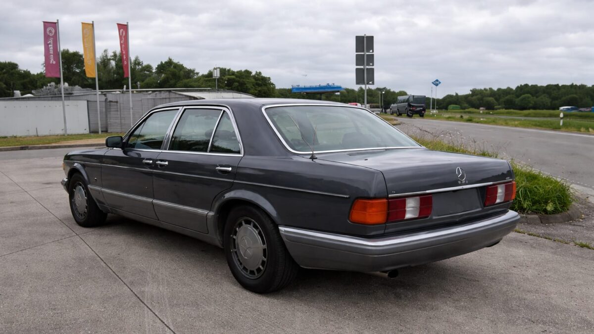 Mercedes-Benz 560 SE din 1988 a atins 250,1 km/h. Cum a depășit cu 8 km/h viteza oficială de fabrică 1 Mercedes-Benz 560 SE din 1988 a atins 250,1 km/h. Cum a depășit cu 8 km/h viteza oficială de fabrică