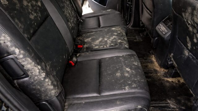 Se simte mirosul înainte să pornești ventilația sau doar după? Răspunsul schimbă locul în care cauți problema