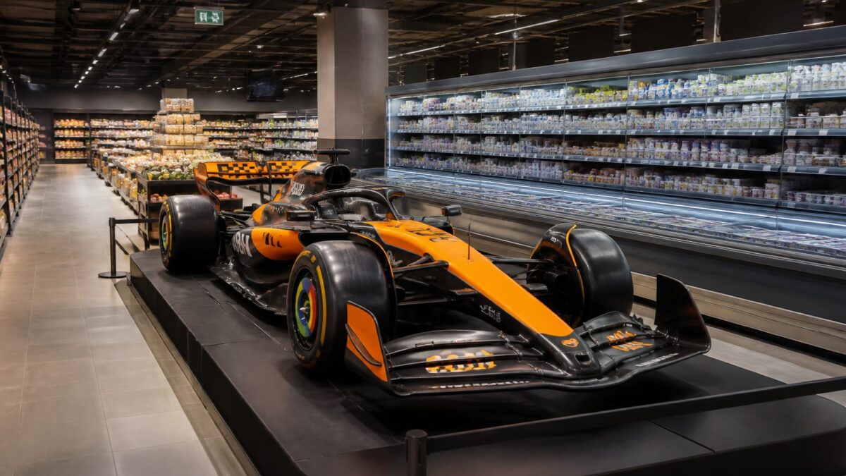 Kaufland și Monster Energy aduc trafic din zona motorsportului cu un monopost de Formula 1 expus în magazin 1 Kaufland și Monster Energy aduc trafic din zona motorsportului cu un monopost de Formula 1 expus în magazin