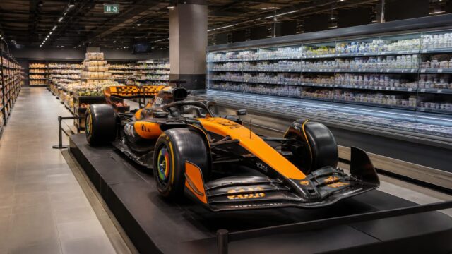 Kaufland și Monster Energy aduc trafic din zona motorsportului cu un monopost de Formula 1 expus în magazin