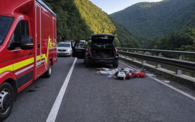 DN 7 blocat marți dimineață la Lazaret. O piatră căzută de pe versant a lovit un autoturism