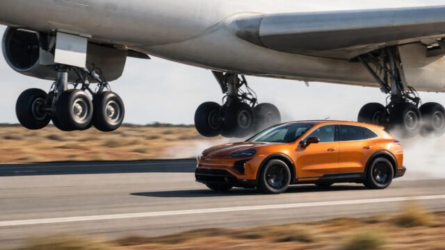 Porsche Cayenne Electric a atins 269 km/h. SUV-ul a rulat sub un avion Roc în decolare, la Mojave Air and Space Port