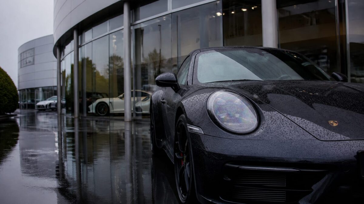 Porsche închide patru dealeri în China. Țăierea rețelei de la 116 la 80 centre arată presiunea pieței electrice