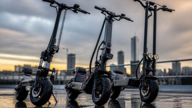 Scuterele electrice devin un rival serios în oraș. Ce trei modele cu până la 3000W oferă autonomie de 92 km