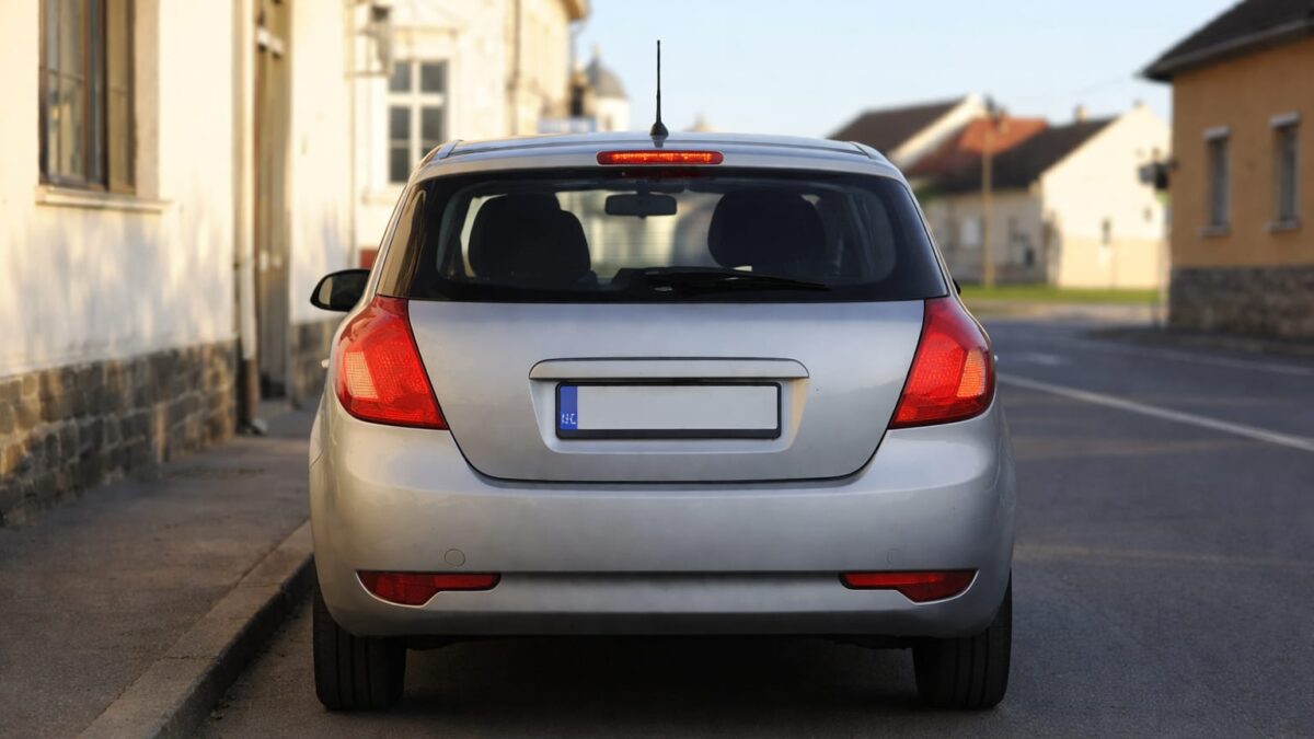 Semnalizarea rămâne obligatorie pe drumul cu prioritate. Amenda urcă la 648,75 lei de la 1 iulie 2026