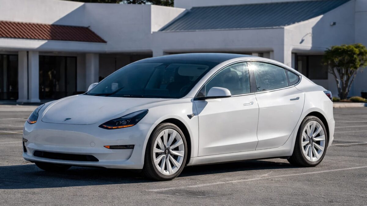 112 km/h într-o zonă de 48 km/h. Ce arată noile date din telefonul șoferului Tesla implicat în accidentul mortal