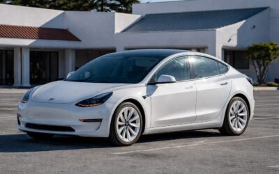 112 km/h într-o zonă de 48 km/h. Ce arată noile date din telefonul șoferului Tesla implicat în accidentul mortal