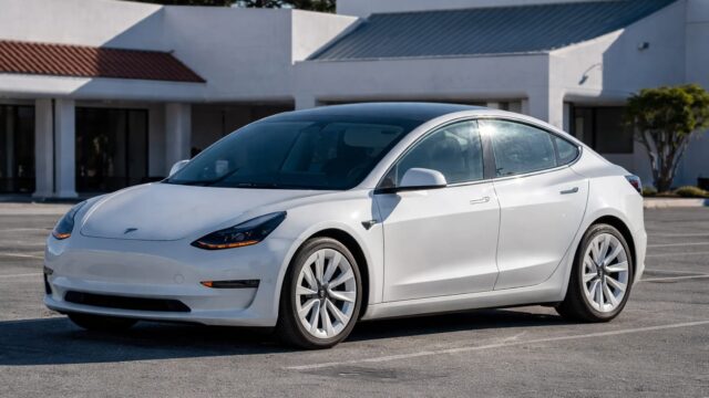 112 km/h într-o zonă de 48 km/h. Ce arată noile date din telefonul șoferului Tesla implicat în accidentul mortal