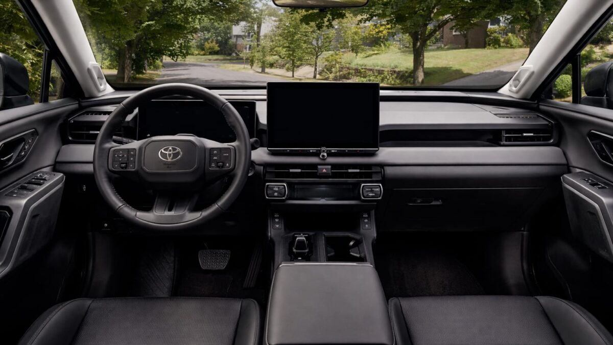 RAV4 ar putea renunța parțial la comenzile doar pe ecran iar miza este timpul cu ochii luați de la șosea 1 RAV4 ar putea renunța parțial la comenzile doar pe ecran iar miza este timpul cu ochii luați de la șosea