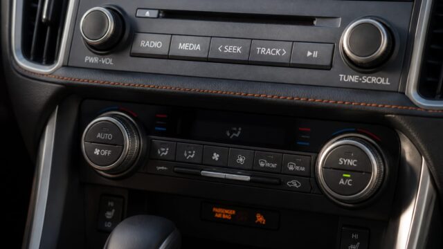 Ergonomia câștigă pe RAV4. Toyota admite că șoferii vor comenzi clasice, nu totul pe ecran