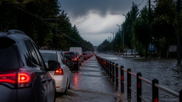 Blocajele după furtuna de cod roșu au ajuns până la Bac. Ce spune asta despre mobilitatea din București