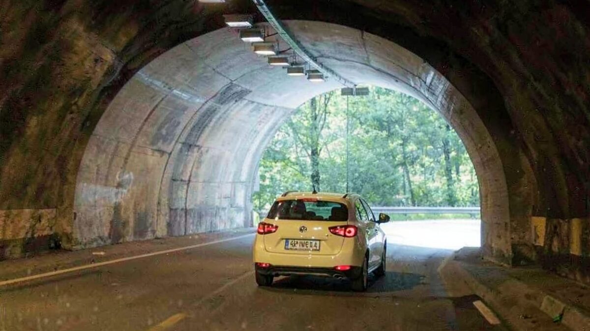 Un șofer de 22 de ani a fost prins cu 171,8 km/h în tunelul Gotthard 1 Un șofer de 22 de ani a fost prins cu 171,8 km/h în tunelul Gotthard