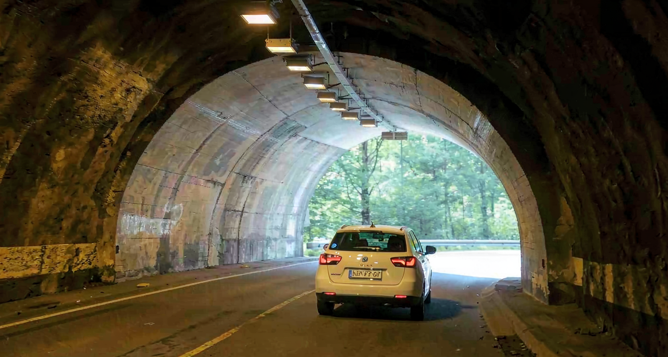 Un șofer de 22 de ani a fost prins cu 171,8 km/h în tunelul Gotthard 2 tunelul Gotthard, imagine 2