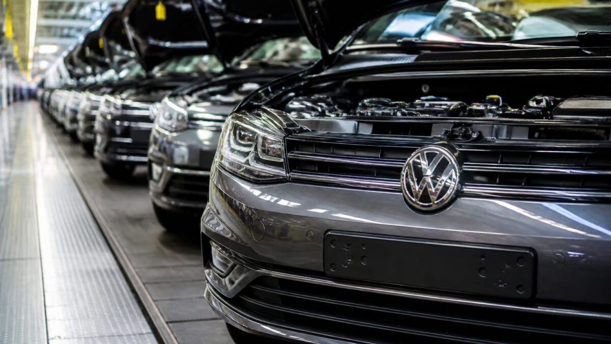 Volkswagen riscă cea mai dură restructurare din aproape 90 de ani. Ce e în joc pentru joburi și electrice
