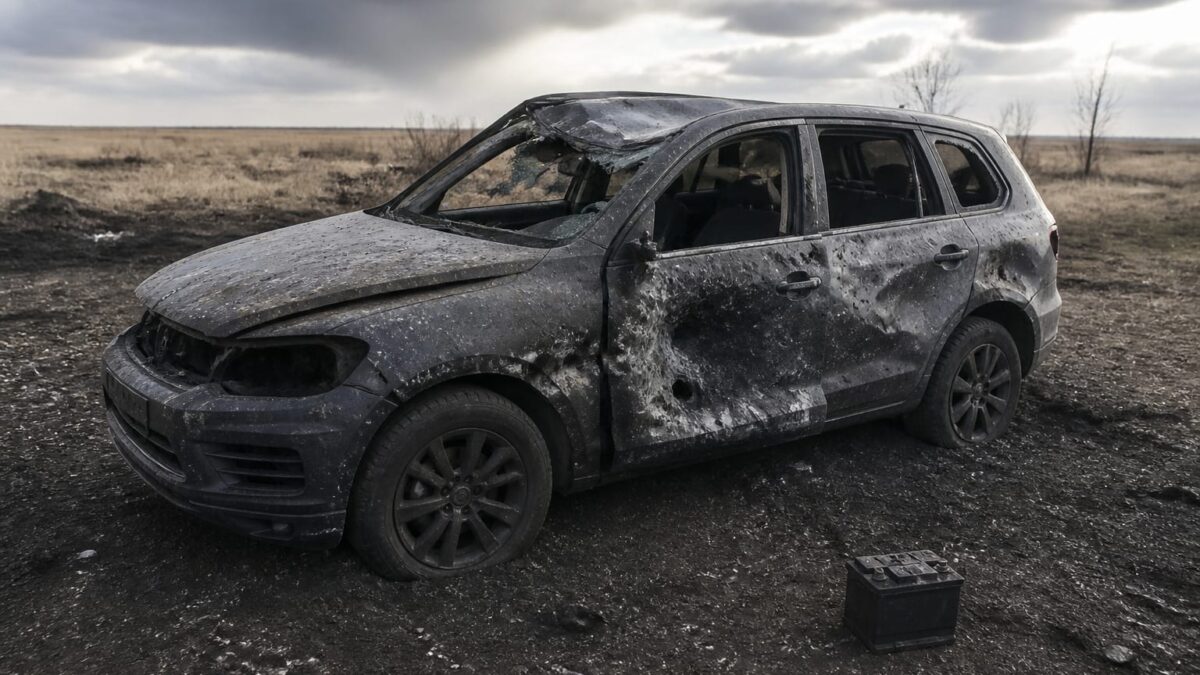 Volkswagen Touareg, distrus de o rachetă, a plecat pe roți. Bateria de 12V sub scaun i-a salvat viața